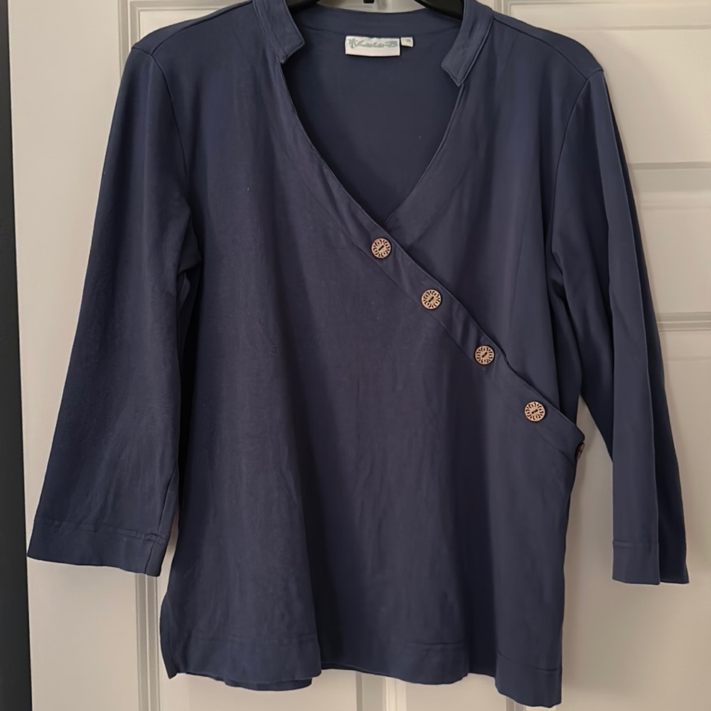 LuLu B 3/4 length sleeve top. V-neck with 5 buttons across the front.